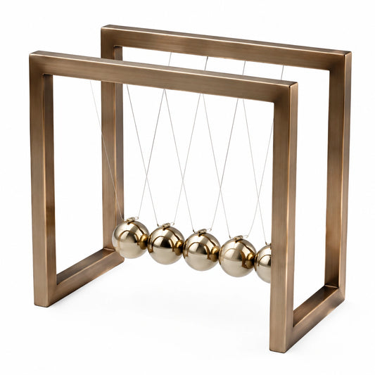 Pendule de Newton doré avec 5 boules